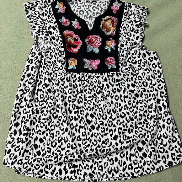 NWOT Wild Meets Whimsy Floral Embroidered Leopard Print Top Size XL - Picture 1 of 4